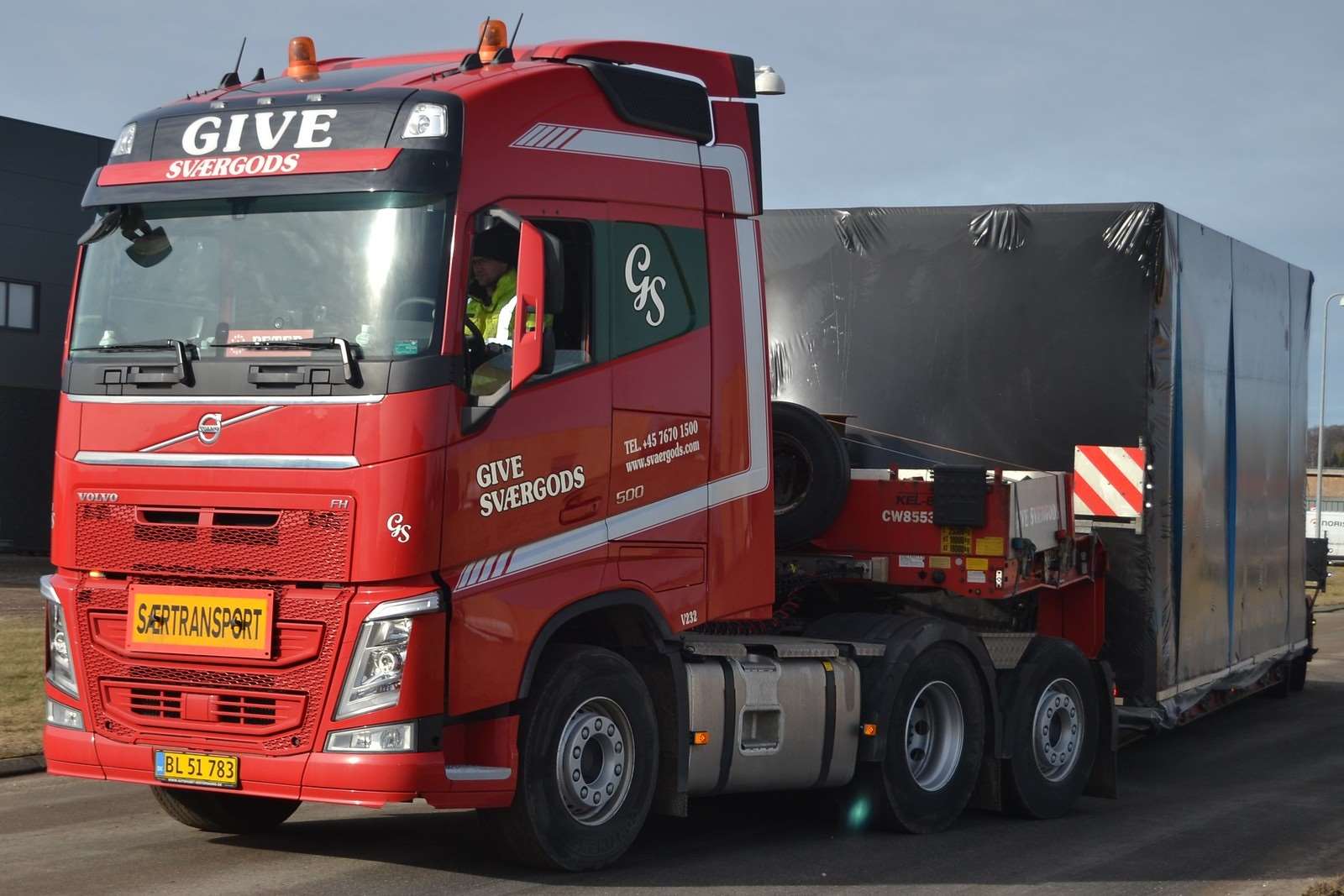 Lastbil fra Give Sværgods - Eksperter i specialtransport